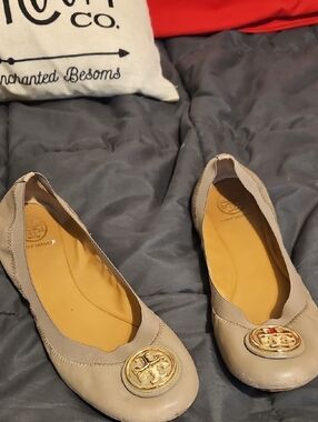 Tory Burch Neutral Beige Leather Logo Ballet Flats Size 10